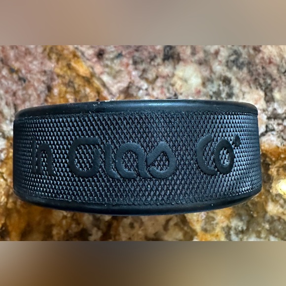 2011 STANLEY CUP NHL FINALS PUCK BOSTON BRUINS Genuine Authentic Seal Rare HTF - Picture 3 of 3